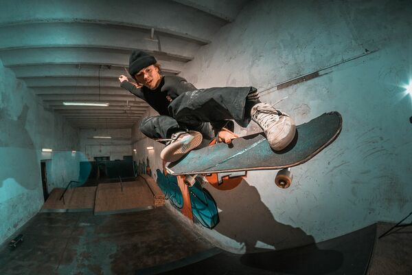 Skeitbords iekštelpās, Photo by Jan Kopřiva: https://www.pexels.com/photo/photo-of-man-skateboarding-3581981/