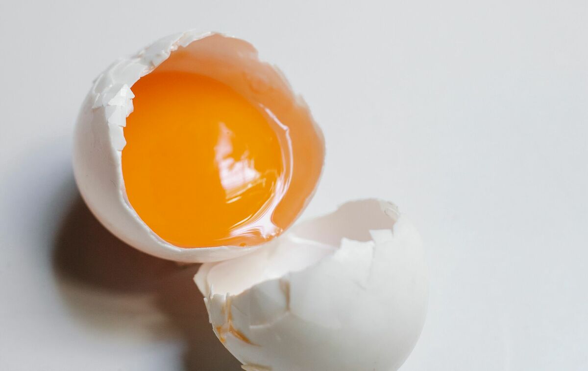 Ola, Photo by Klaus Nielsen: https://www.pexels.com/photo/broken-uncooked-egg-on-white-table-6294302/