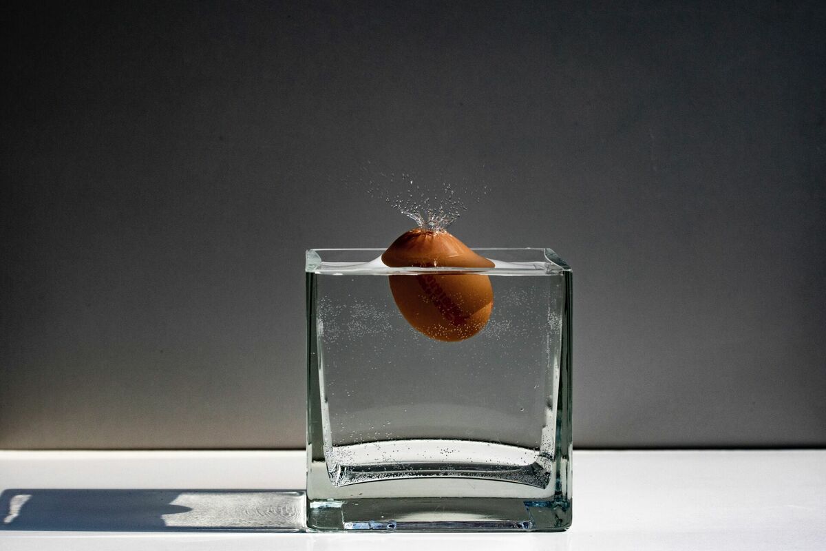 Ola ūdenī, Photo by richard williams: https://www.pexels.com/photo/brown-egg-in-clear-glass-container-4837033/