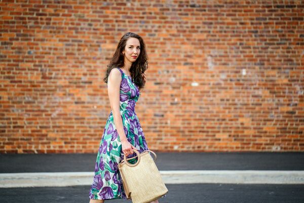 Mode, 2022, Photo by mentatdgt: https://www.pexels.com/photo/woman-in-purple-floral-dress-with-beige-handbag-1366073/