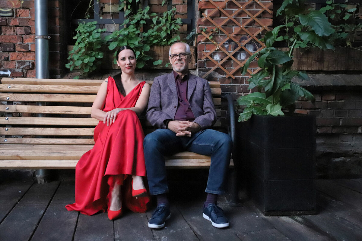 Aija Vītoliņa un Aivars Hermanis, *Koncerta afišā izmantota Līgas Teteres fotogrāfija, kas tapusi Liepājā kultūras namā “Wiktorija”, 2021. gadā.