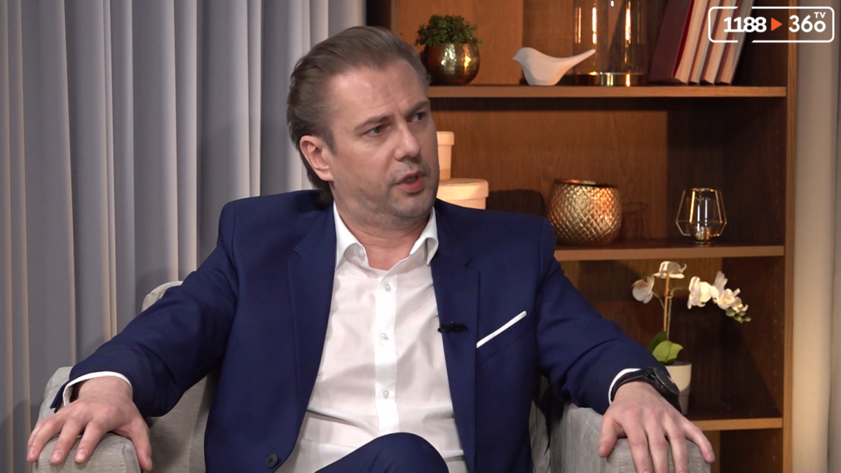 Lauris Subatnieks atklāti par bērnību pie vecmāmiņas