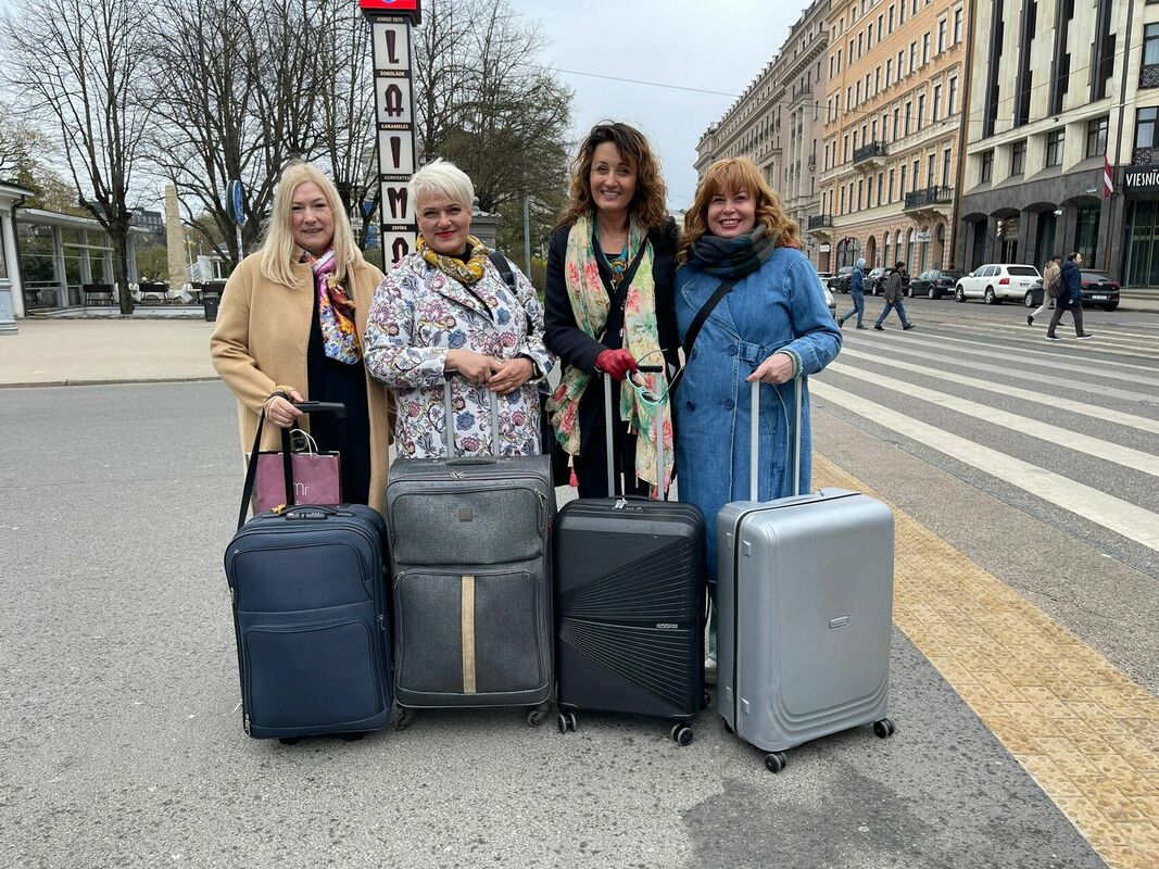 Četri uz koferiem slavenību mammas ļaujas Itālijas romantikai