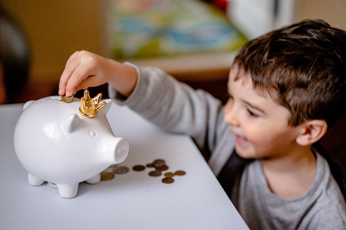 Bērns ar naudu. Image by Alexandr Podvalny from Pixabay 