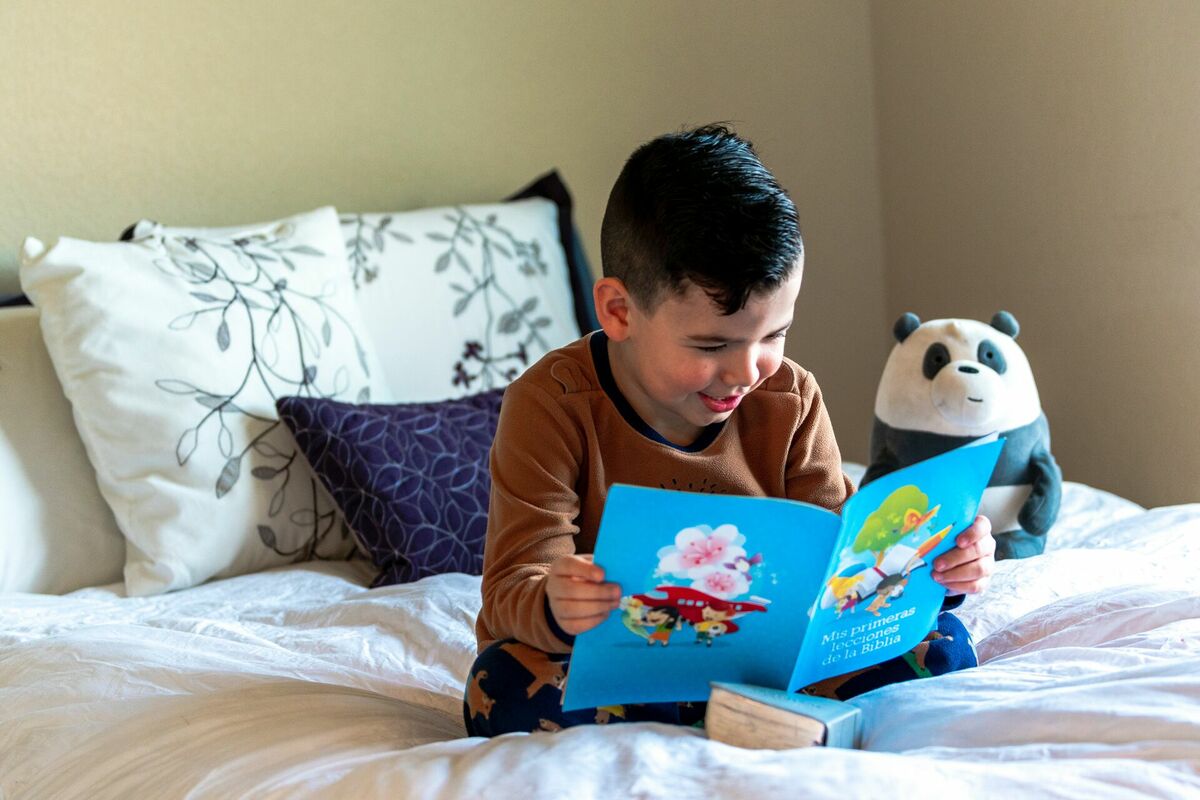 Bērns lasa grāmatu, Photo by Gabriel Tovar on Unsplash