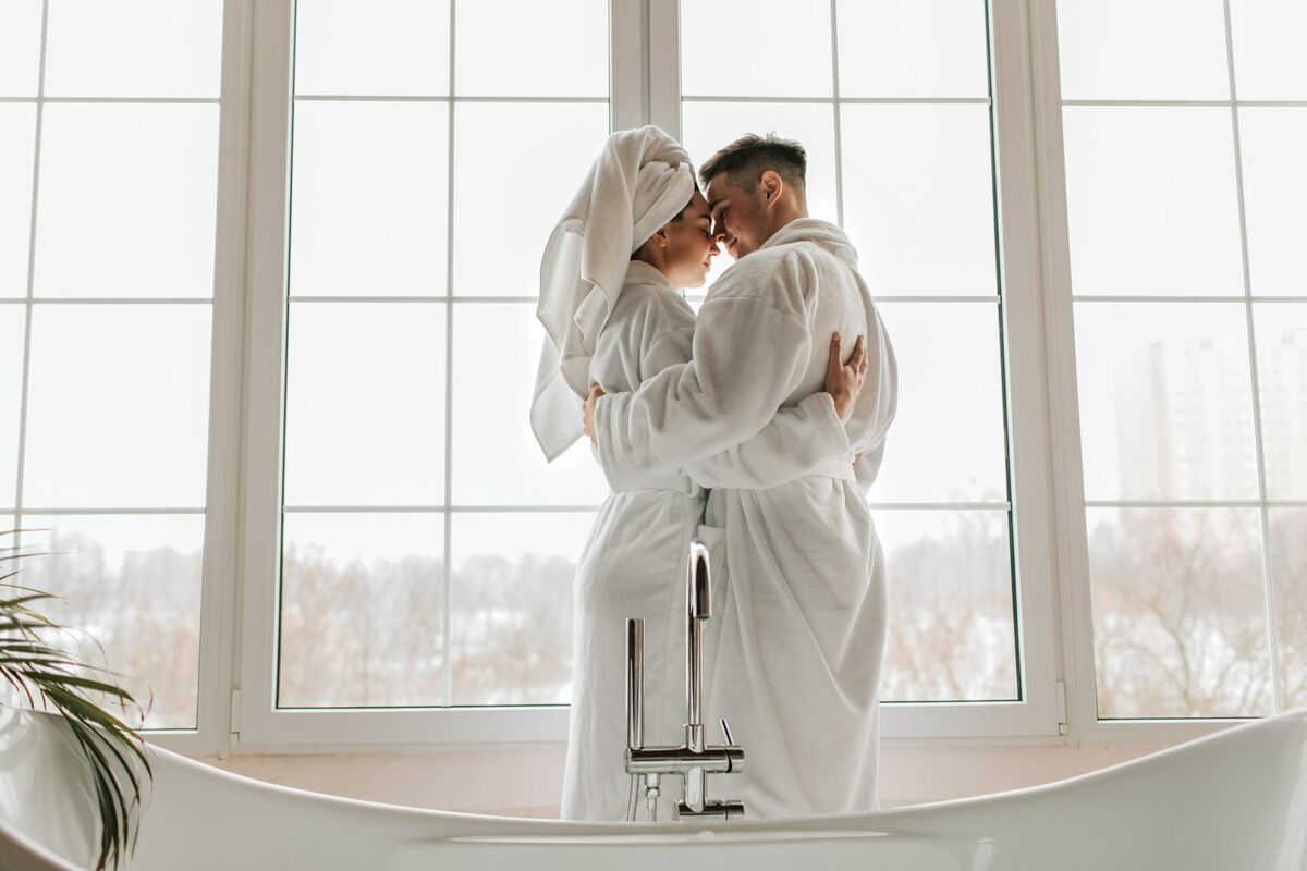 Lieli logi vannasistabā, foto: Vlada Karpovich, pexels.com
