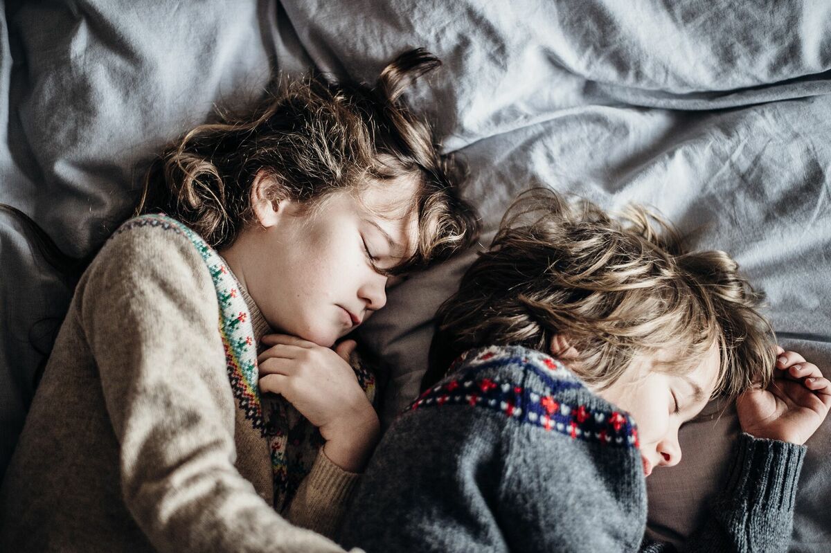 Bērni guļ, Photo by Annie Spratt on Unsplash
