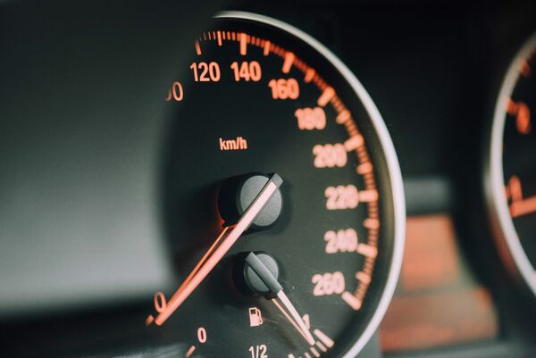 Atļautais braukšanas ātrums, Photo by CHUTTERSNAP on Unsplash