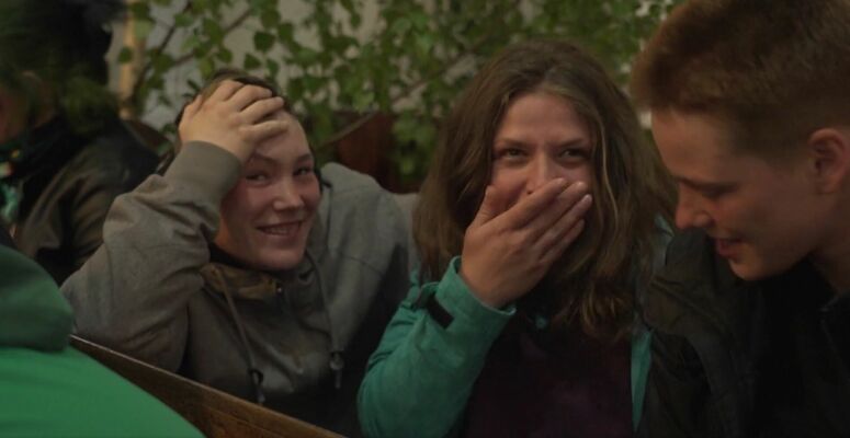 Caur ērkšķiem uz... dāmas baznīcā , STV Pirmā!