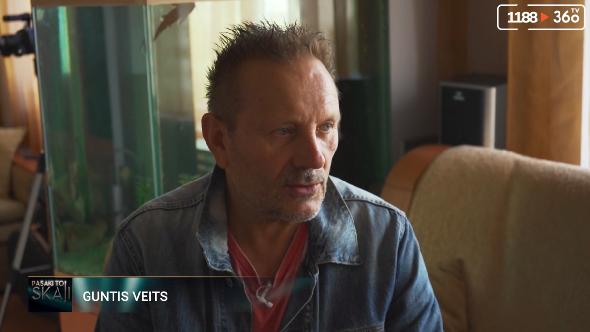 Guntis Veits izrāda savu omulīgo dzīvokli un ģitāru kolekciju