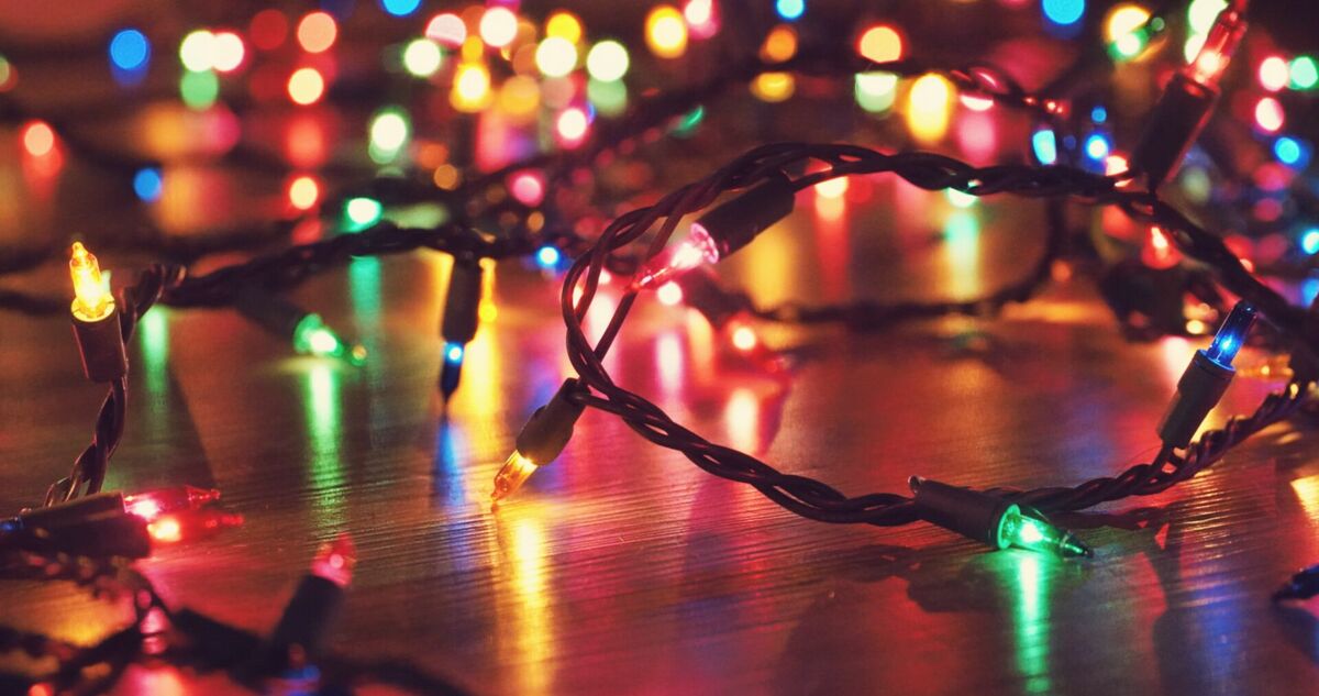 Ziemassvētku dekorācijas, lampiņas, Photo by Thalia Ruiz on Unsplash