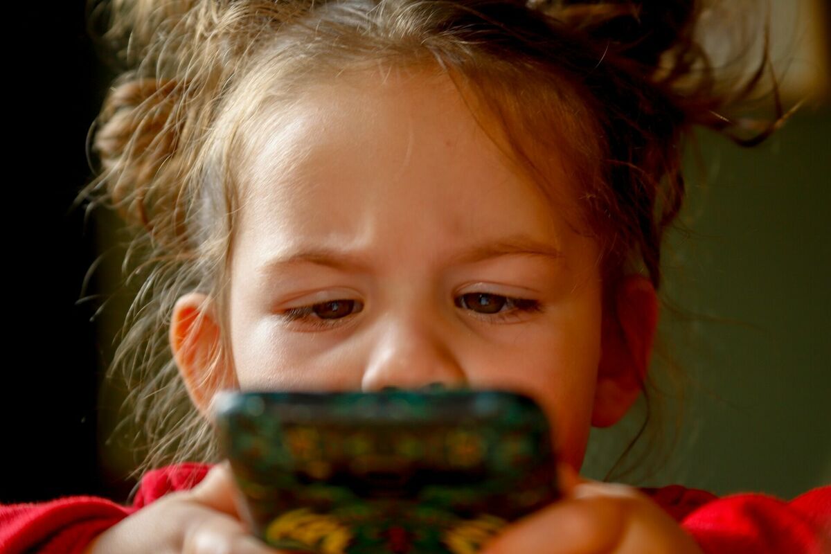Bērns. Telefons. Tehnoloģijas. Foto: mirkosajkov/Pixbay.com