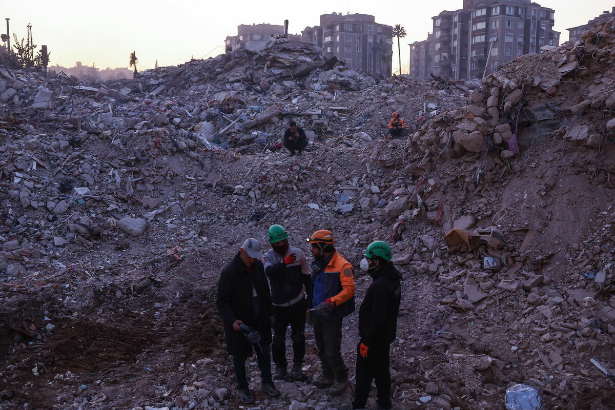 Pašlaik apstiprināta gandrīz 42 000 cilvēku bojāeja. Lielākā daļa upuru ir Turcijā, kur zemestrīcē cietušas 11 provinces. Foto: EPA/Scanpix