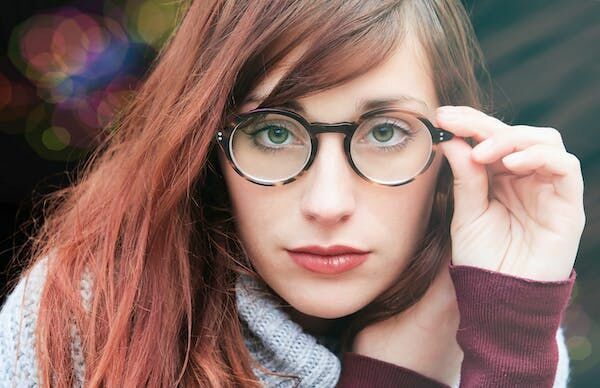 Sieviete ar brillēm. Foto:Nicola Giordano, Pexels.com