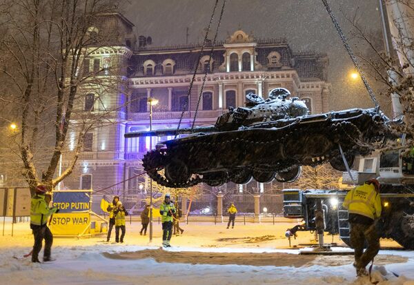 Ukrainas armijas iznīcinātais Krievijas armijas tanks iepretim Krievijas vēstniecībai Rīgā. Foto: Latvijas armija