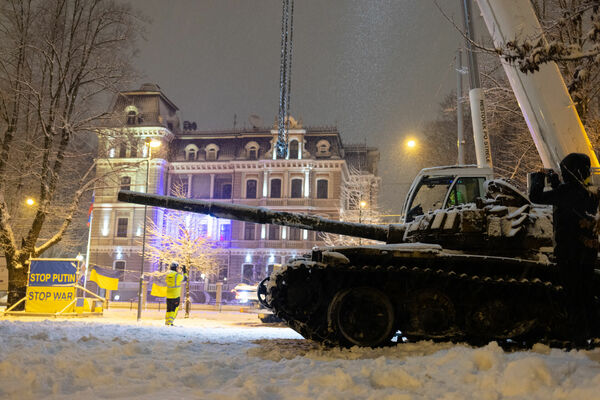 Ukrainas armijas iznīcinātais Krievijas armijas tanks iepretim Krievijas vēstniecībai Rīgā. Foto: Latvijas armija