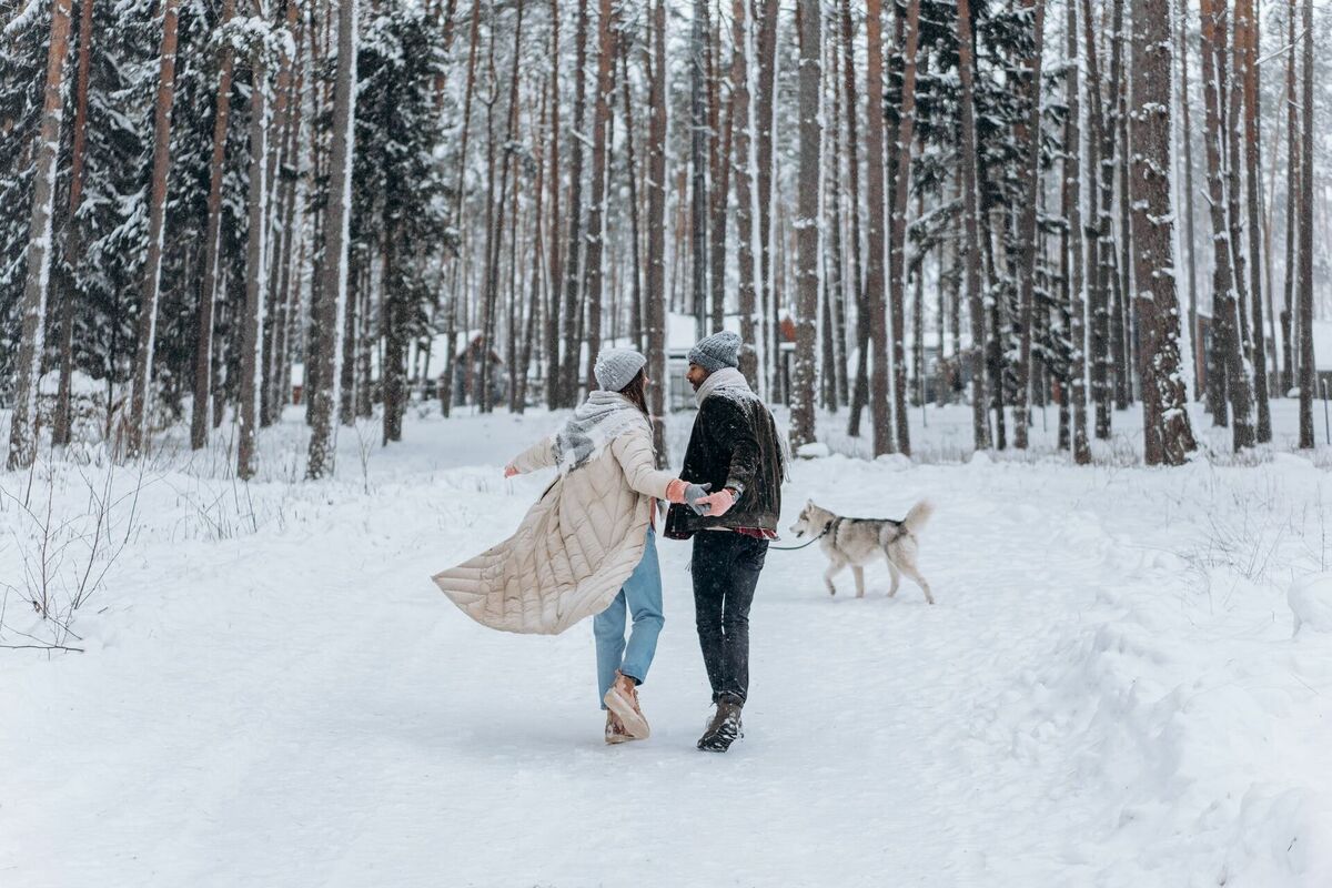 Vīrietis un sieviete pastaigā. Foto:Mikhail Nilov, Pexels.com