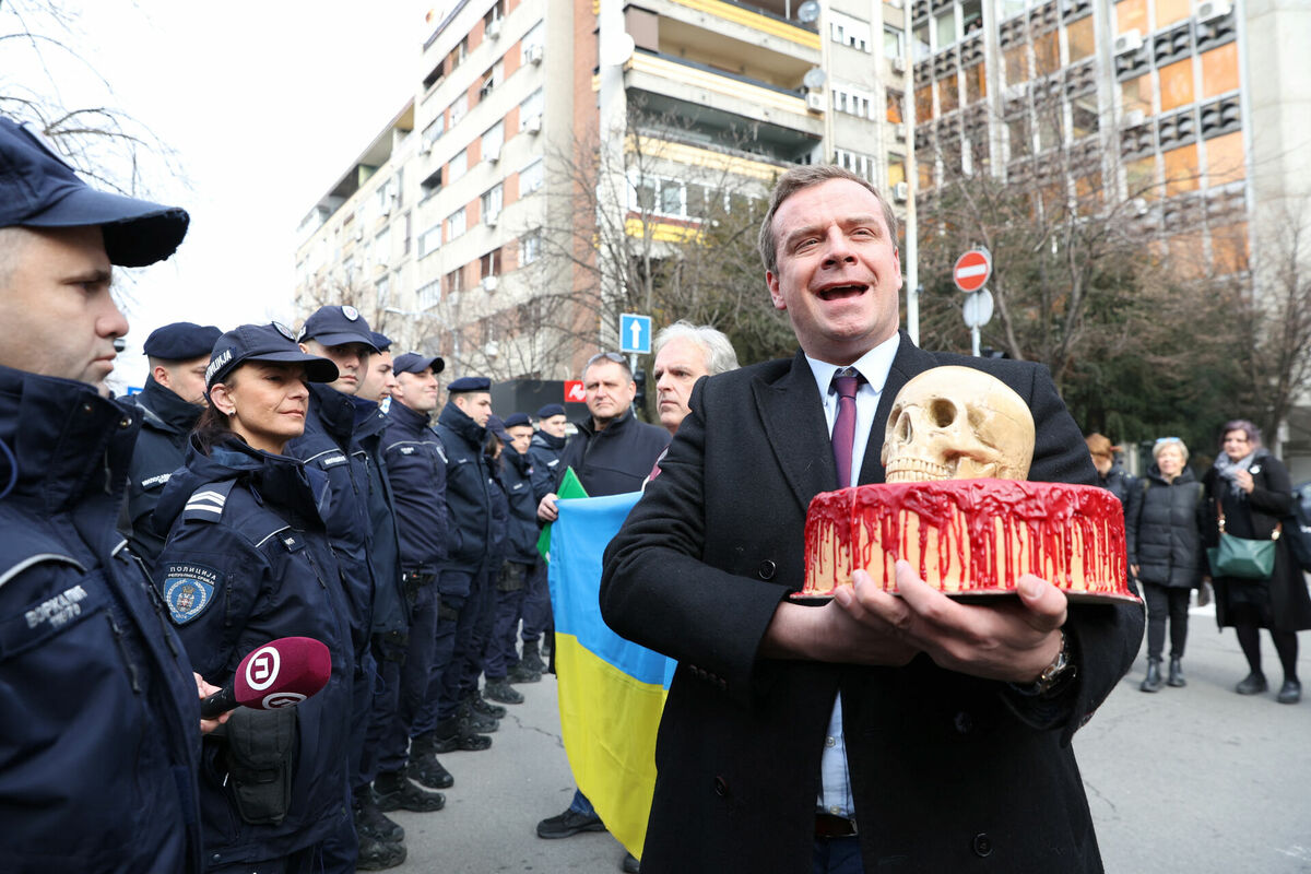 Cedomirs Stojkovičs ar "nāves kūku". Foto: Reuters/Scanpix