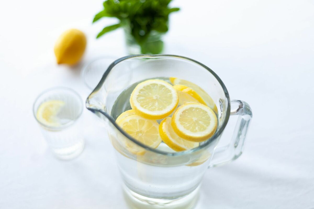 Ūdens ar citronu. Foto: Julia Zolotova, Pexels.com