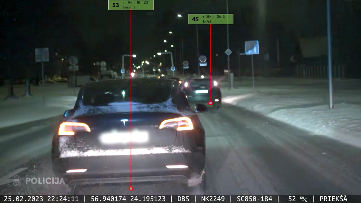 "Tesla" vadītājs bēgšanas rezultātā avarēja. Foto: Valsts policija/ekrānuzņēmums no YouTube