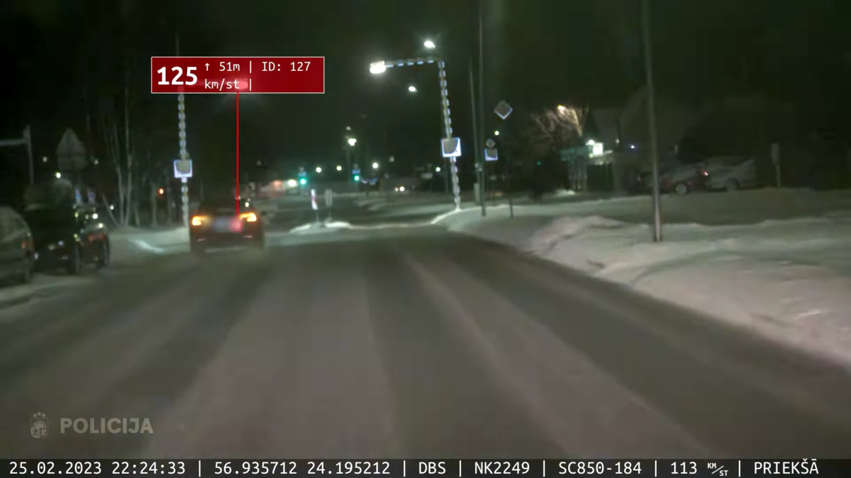 Šī gada 25. februārī Pļavniekos kāds autovadītājs reibumā ar “Tesla” nomas mašīnu avarēja un centās bēgt no policijas. Foto: Ekrānuzņēmums/Valsts policija