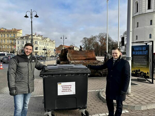 (no kreisās) Viļņas pilsētas pašvaldības administrācijas direktora vietnieks Adoms Bužinsks un Viļņas pilsētas pašvaldības priekšsēdētāja vietnieks Valds Benkusks. Foto: Valdas Benkunskas/Facebook