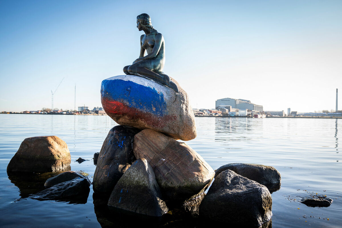Apķēpātā Mazās nāriņas statuja Kopenhāgenā, Dānijā. Foto: Reuters/Scanpix