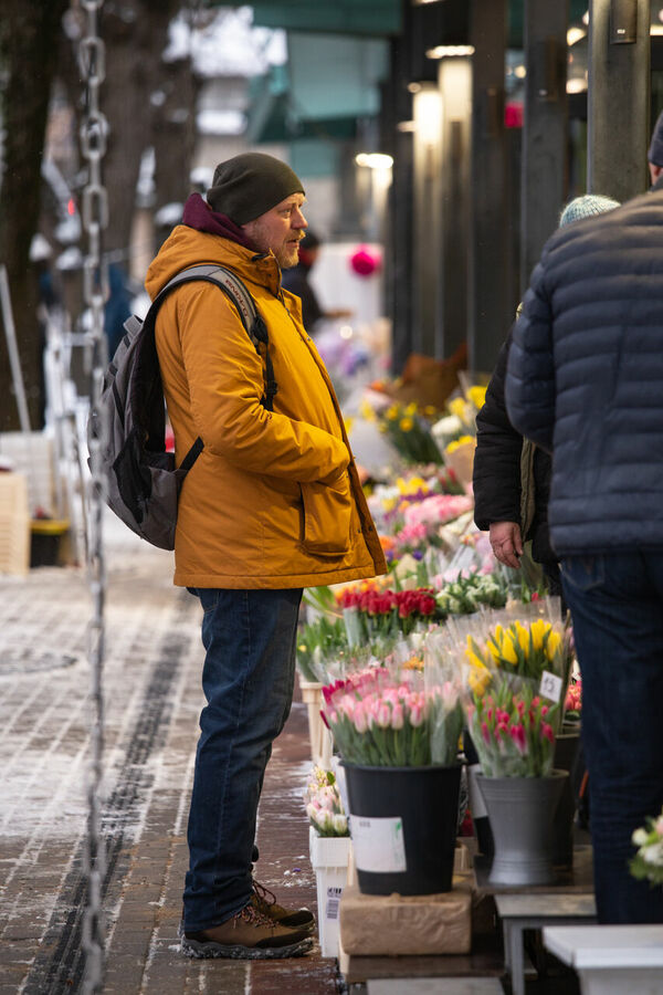 Gatavošanās 8. martam. Ziedi. Rīgas centrs. Foto: Nauris Dollins