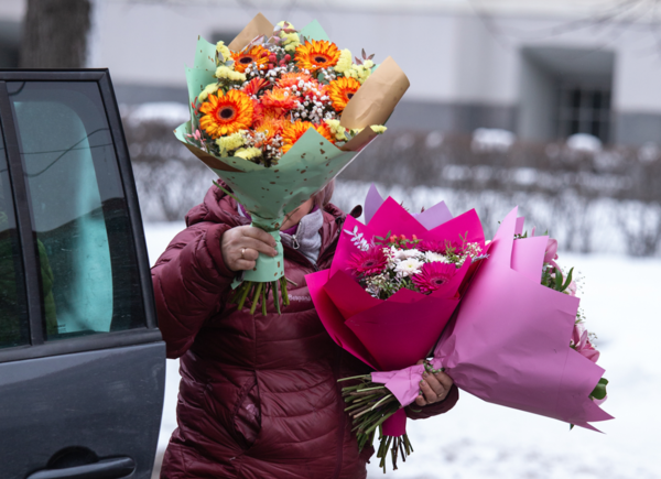 Gatavošanās 8. martam. Ziedi. Rīgas centrs. Foto: Nauris Dollins