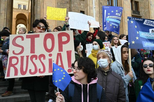 Gruzijas galvaspilsētā Tbilisi pie parlamenta ēkas cilvēki protestēja pret "ārvalstu aģentu" likumprojekta pieņemšanu. Foto: Reuters/Scanpix
