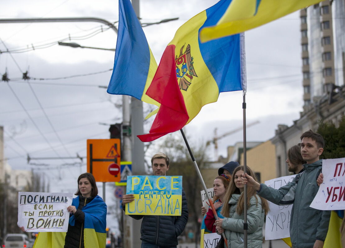 Protestētāji pērnā gada aprīlī Moldovā nosoda Krievijas agresiju Ukrainā. Foto: Scanpix