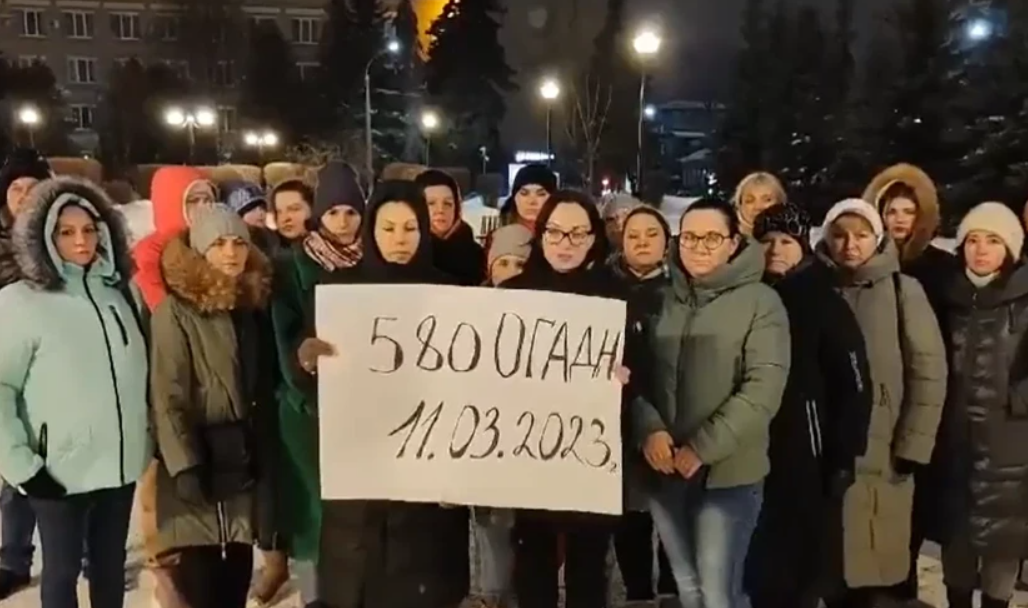 Krievijā Maskavas apgabalā mobilizēto karavīru mātes un sievas ierakstījušas video, kurā lūdz tuviniekus nesūtīt uz triecienbrigādēm "kā gaļu". Foto: Ekrānuzņēmums