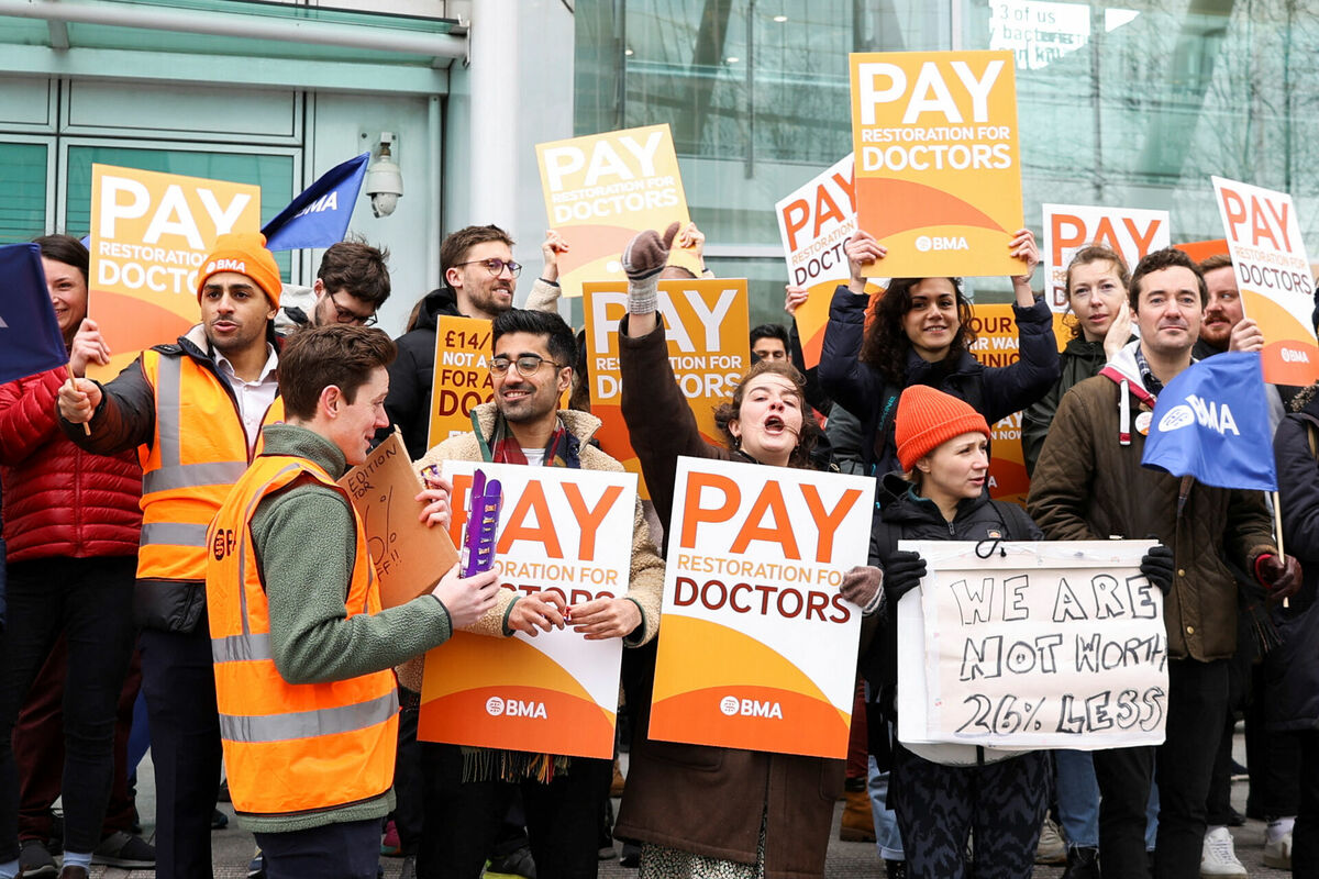 Ārstu streiks Lielbritānijā. Foto: REUTERS/May James