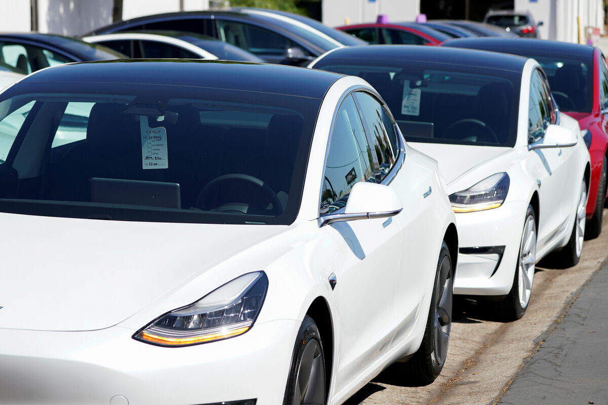 "Tesla" automašīnas. Foto: REUTERS/Mike Blake/File Photo
