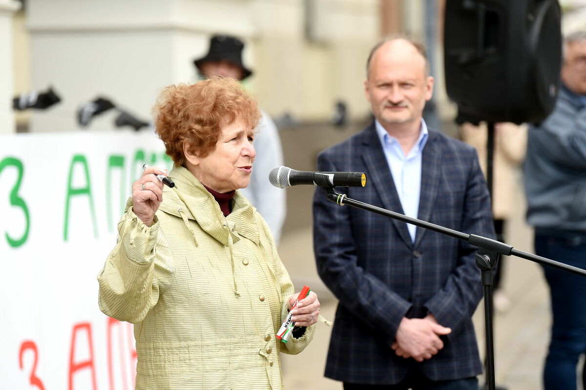 Eiropas Parlamenta deputāte Tatjana Ždanoka piedalās Latvijas Krievu savienības rīkotajā protesta akcijā Rātslaukumā pret aizliegumu rīkot protesta akcijas. Foto: Zane Bitere/LETA