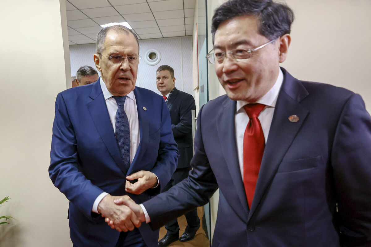 Krievijas un Ķīnas ārlietu ministri. Foto: Russian Foreign Ministry Press Service via AP