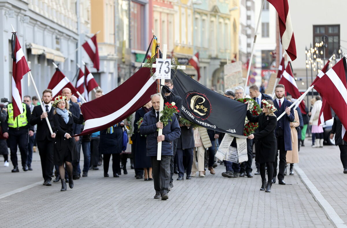 Komunistiskā genocīda upuru piemiņas dienas gājiens Rīgā 2022. gadā. Foto: Evija Trifanova/LETA