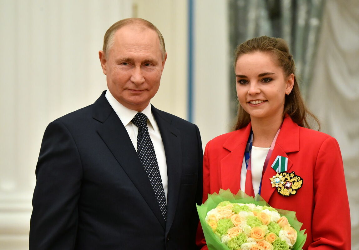 Vladimirs Putins un mākslas vingrotāja Dina Averina. Foto: Sputnik/Evgeny Biyatov/Kremlin via REUTERS