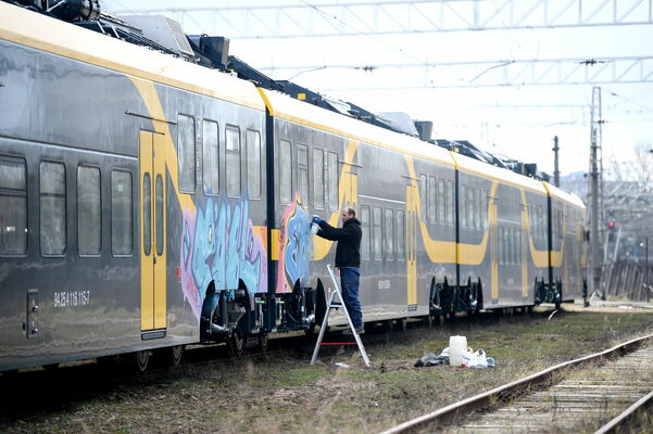 Vagonu depo ar grafiti apķēpāts viens jaunais elektrovilciens. Foto: Zane Bitere/LETA