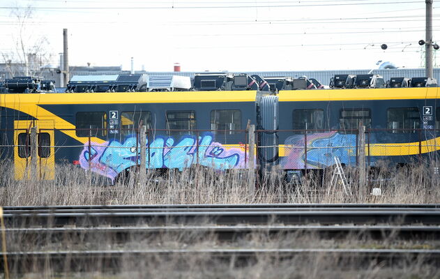 Vagonu depo ar grafiti apķēpāts viens jaunais elektrovilciens. Foto: Zane Bitere/LETA