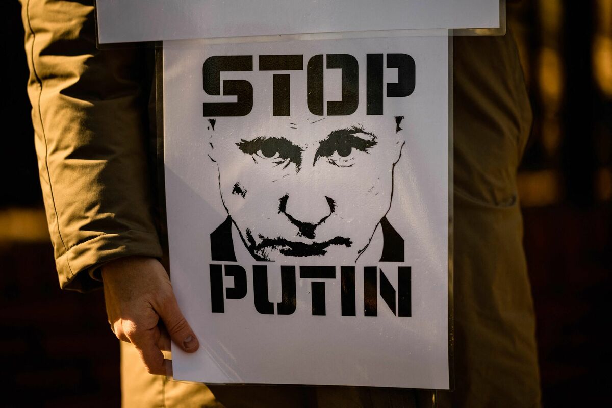 Krievijas prezidenta Vladimira Putina nosodošs plakāts. Foto: AFP/Scanpix