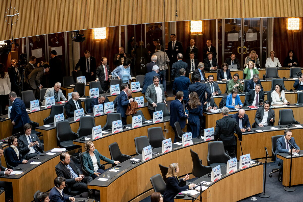 Brīvības partijas deputāti pamet sēžu zāli Volodimira Zelenska videouzrunas laikā. Foto: EPA/Scanpix