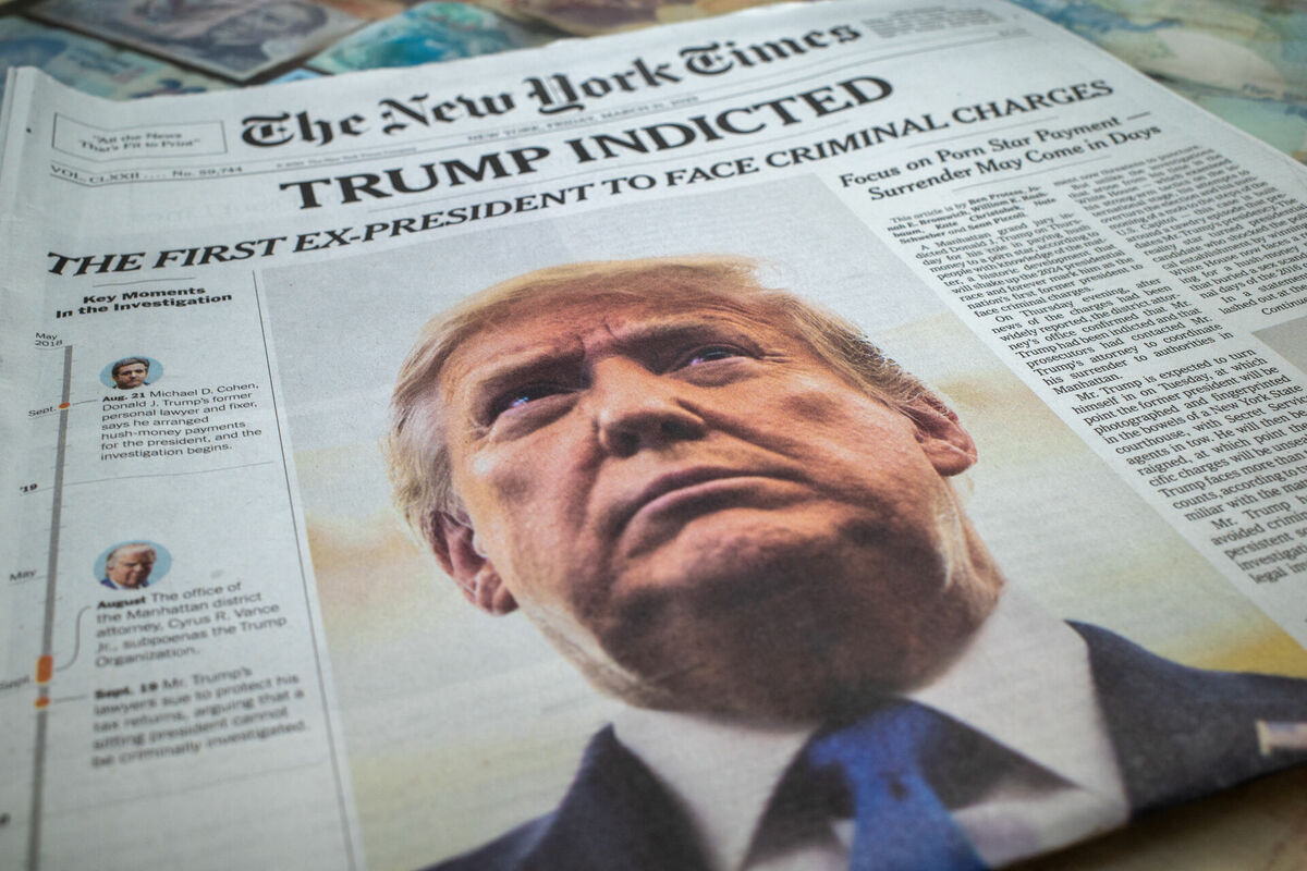 Donalds Tramps avīzes lapās. Foto: REUTERS/David Dee Delgado