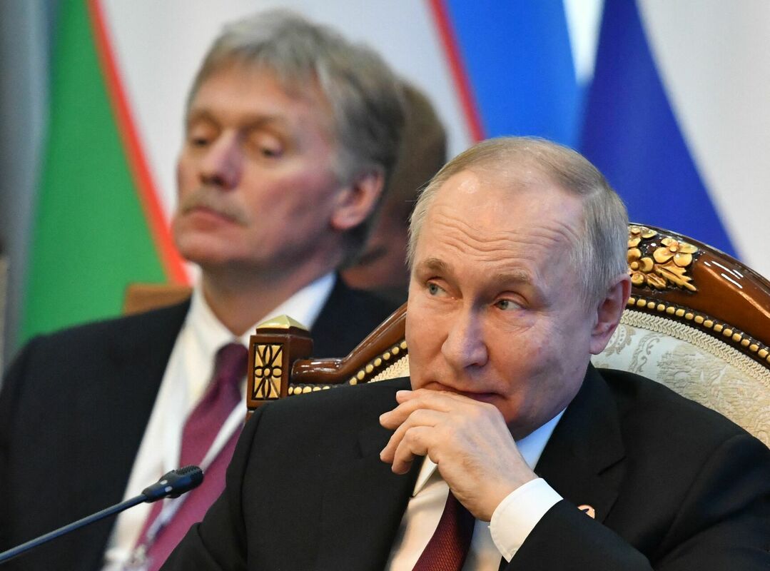 Krievijas prezidents Vladimirs Putins un viņa preses sekretārs Dmitrijs Peskovs. Foto: AFP/Scanpix