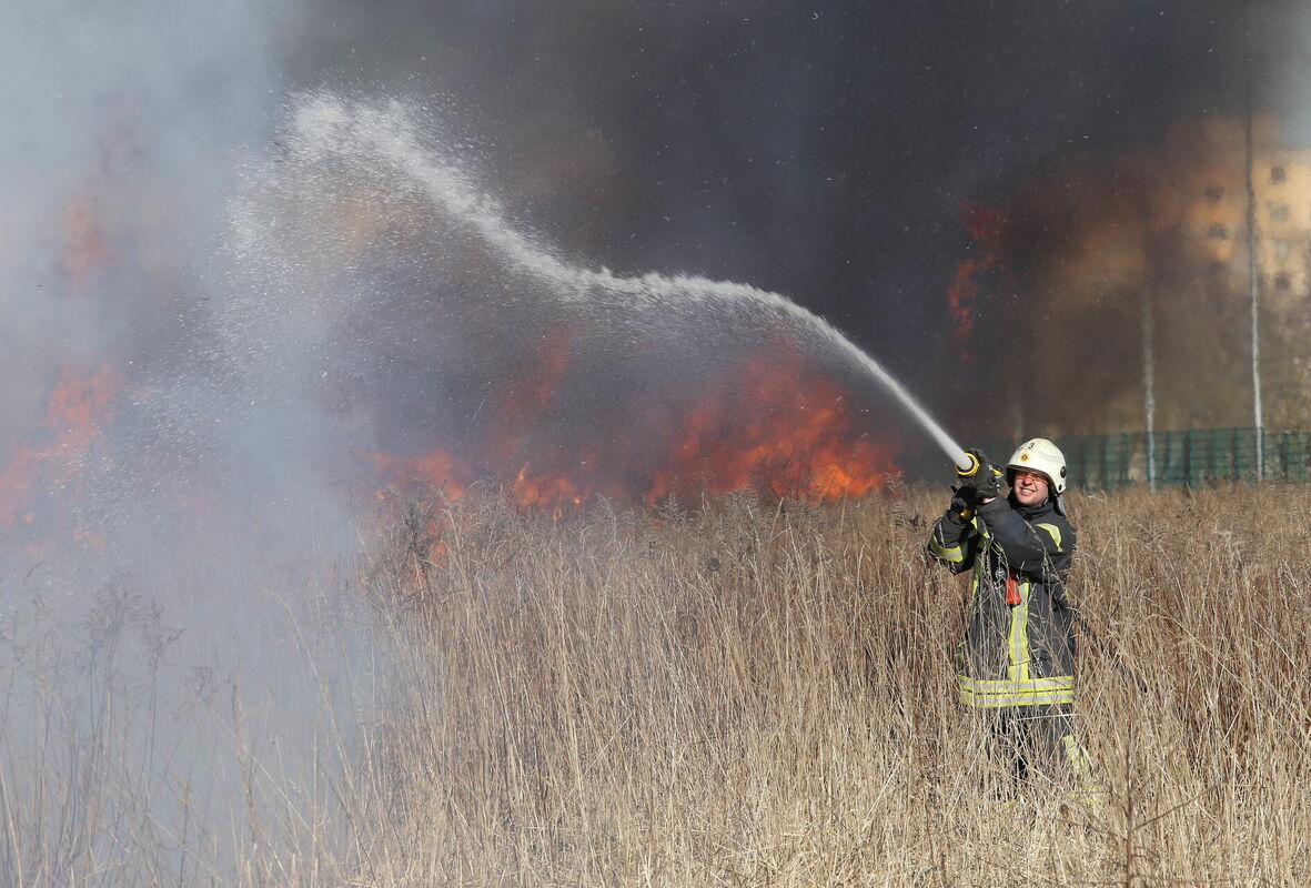 Пожар картинки. Пожарная обстановка. Ландшафтный пожар. Тушение пожара травы. Загорание травы.