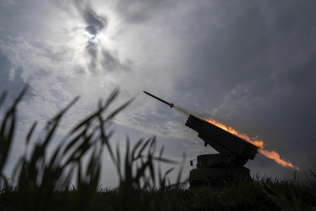 Ukraiņu MSLR BM-21 raķete tiek izšauta okupantu virzienā. Foto: AP Photo/Evgeniy Maloletka