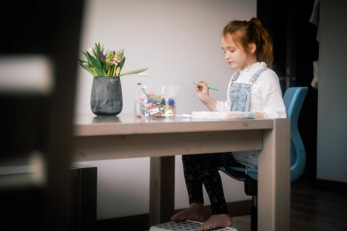 Bērns sēž pie galda. Foto: Publicitātes