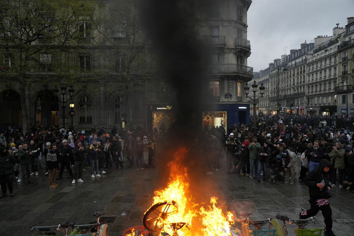 Cilvēki Parīzē protestē pret pensionēšanās vecuma celšanu. Foto: AP/Scanpix