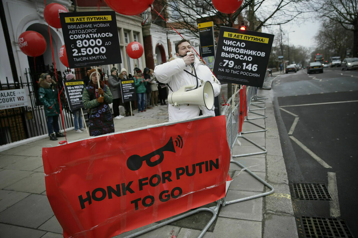 Jevgēņijs Čičvarkins 2018. gadā Londonā protestē pret Vladimiru Putinu. Foto: AP Photo/Tim Ireland