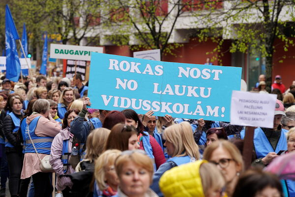 Latvijas Izglītības un zinātnes darbinieku arodbiedrības (LIZDA) organizētais pedagogu gājiens. Foto: Evija Trifanova/LETA